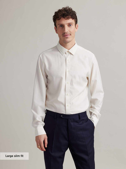 Mann trägt ein langärmeliges Merinohemd in Weiß in Slim Fit