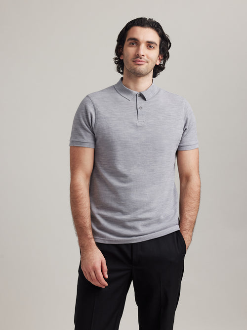 Man wearing merino wool polo with short sleeves in grey melange color