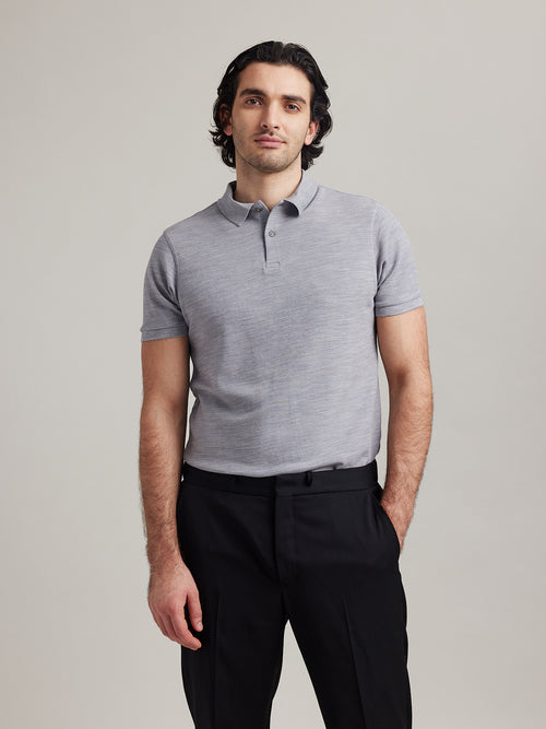 Man wearing merino wool polo with short sleeves in grey melange color