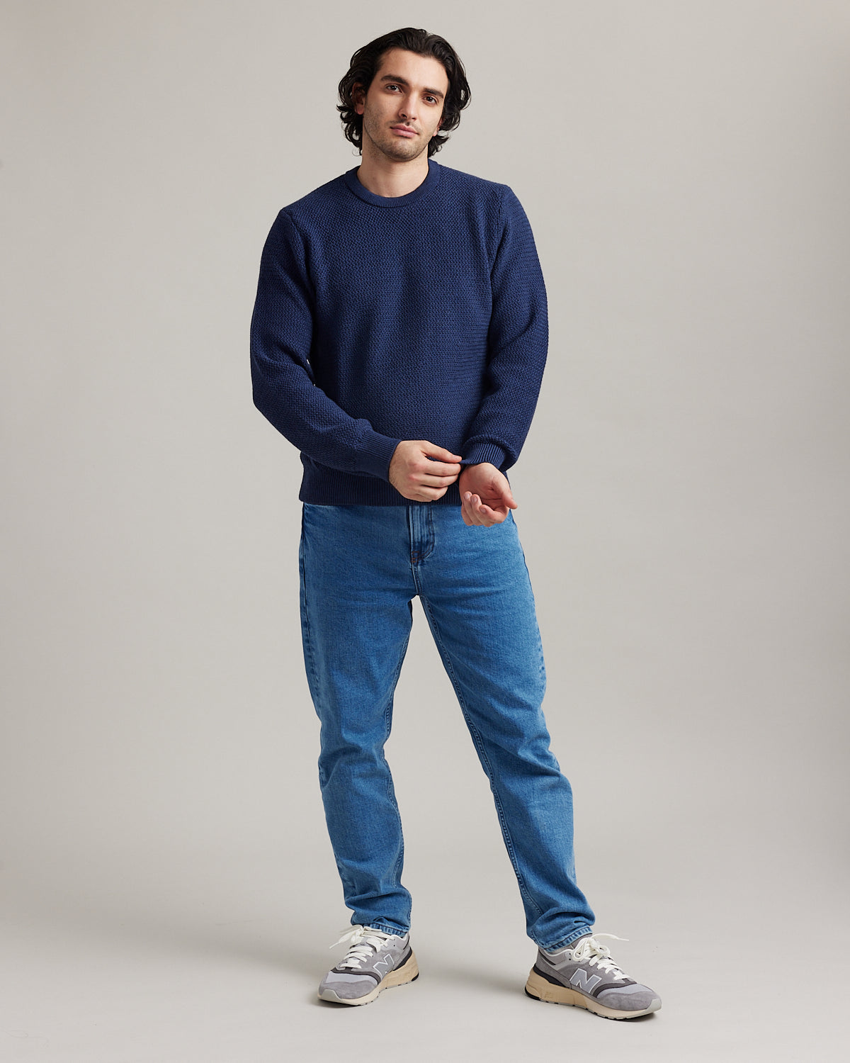 man wearing merino wool sweater of wolk antwerp in navy blue color warm