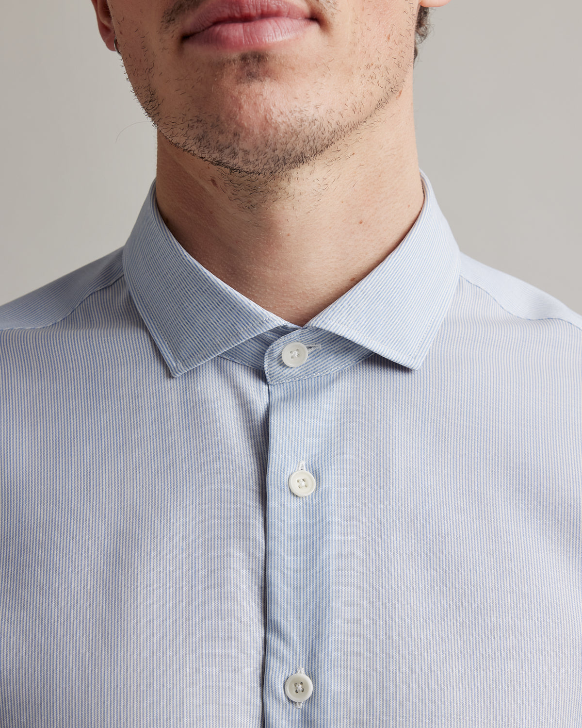 spread collar detail on light blue merino shirt for man