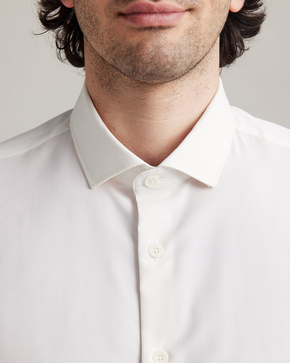 Spread collar on white merino shirt for men with white buttons from Wolk