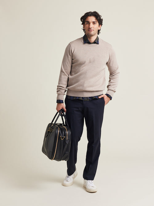 Mann trägt einen Merino-Wollpullover in taupe Farbe auf der Oberseite von Merino-Wolle Flanell Hemd und Navy Hose