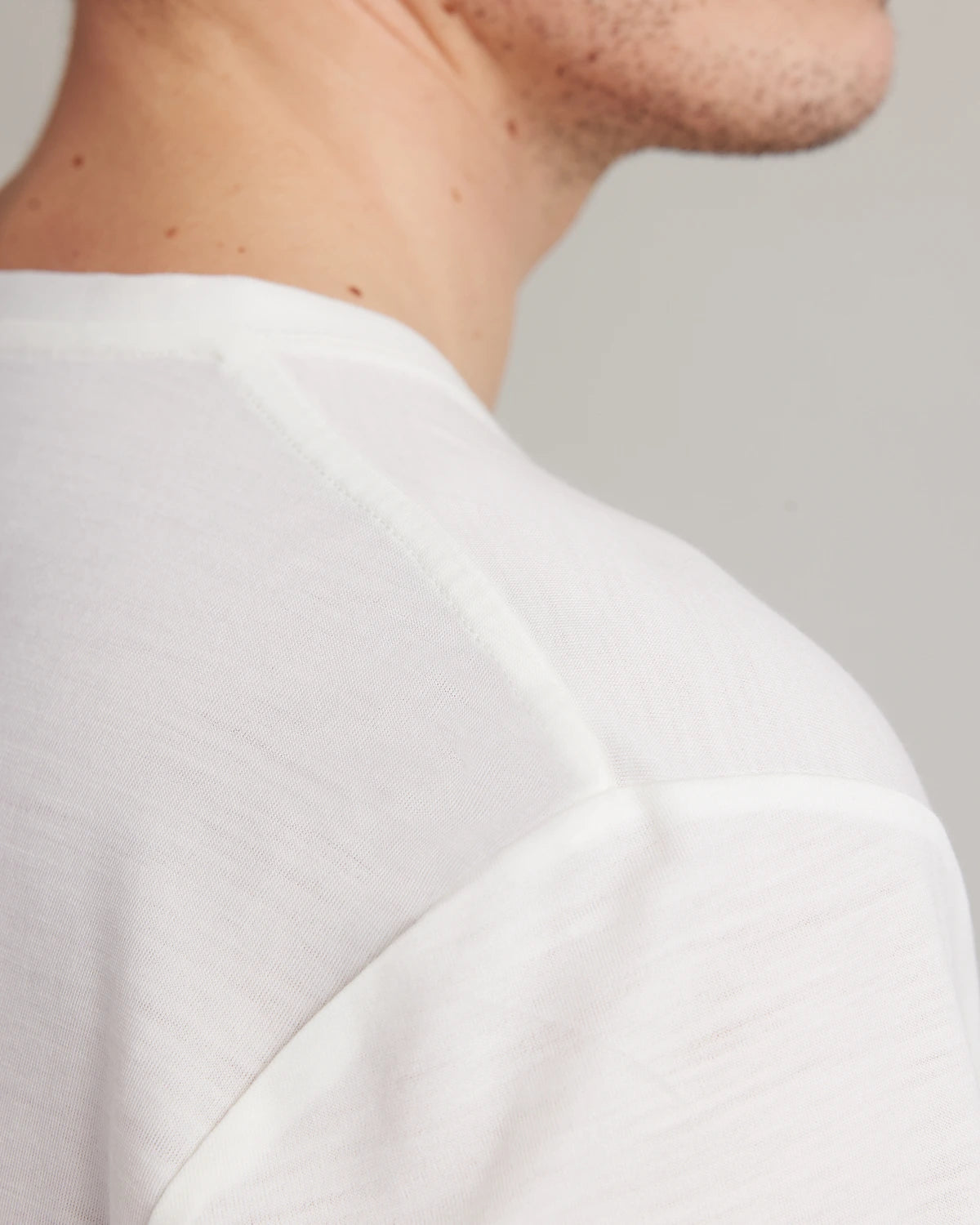 Shoulder seam on a white merino wool T-shirt from Wolk