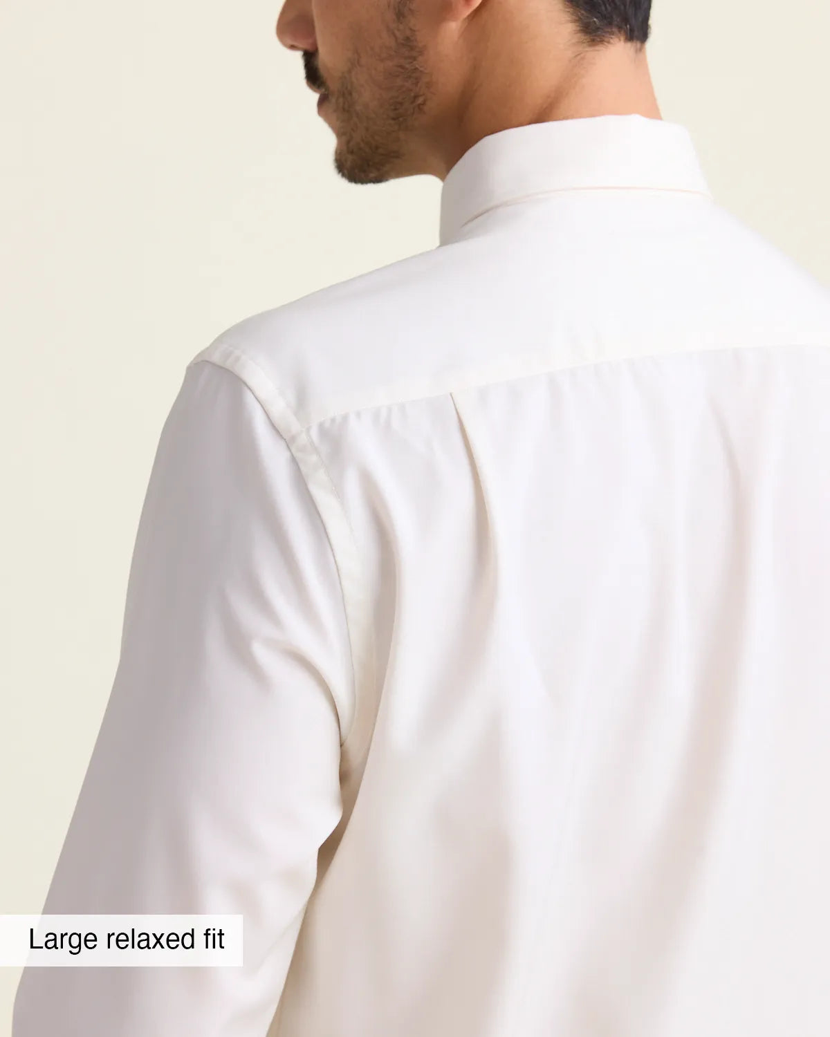back pleat detail on a white merinowool dress shirt in relaxed fit