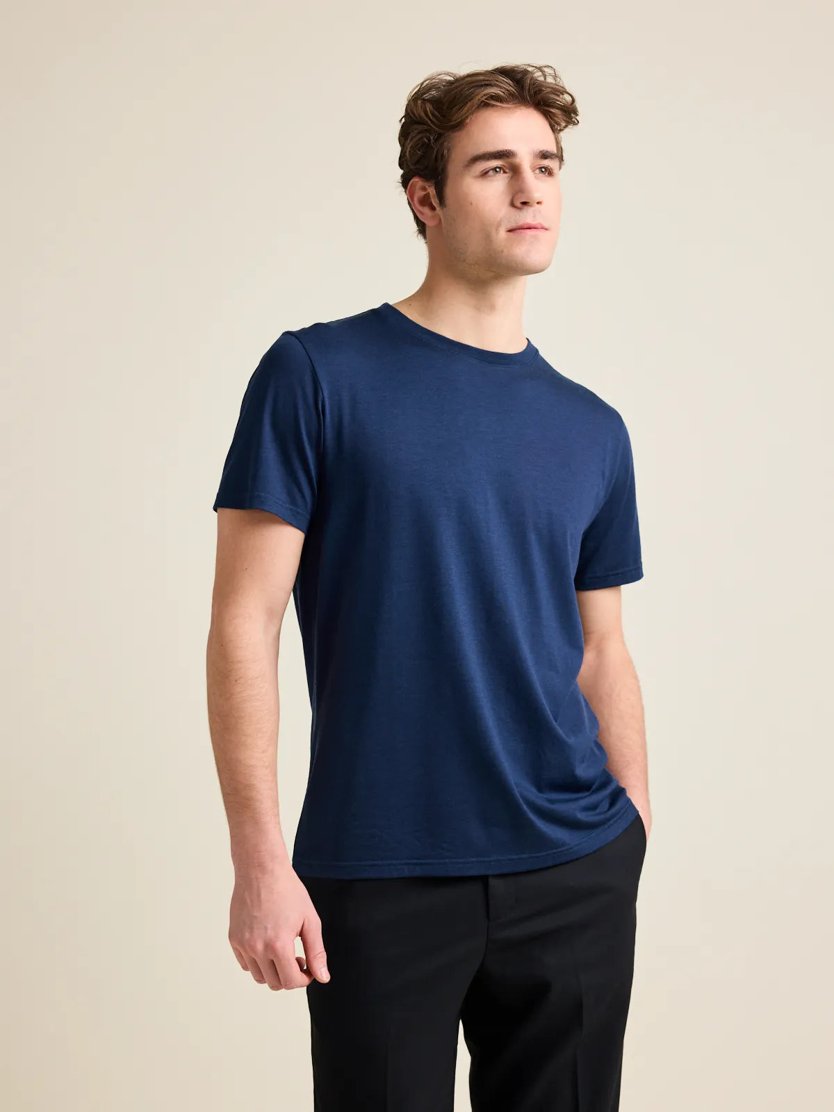 Stylish men's merino T-shirt in dark navy blue with short sleeves and crew neck from Wolk.
