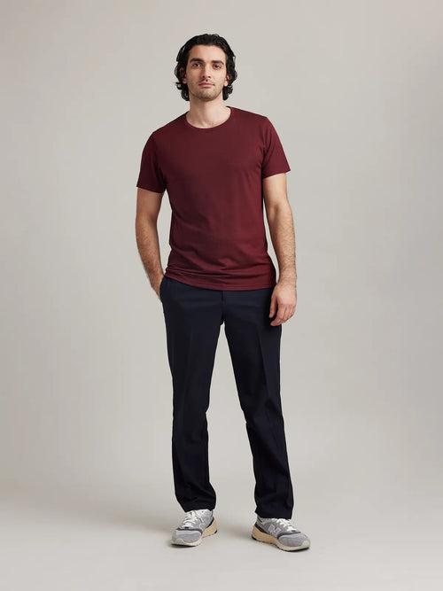 Stylish men's merino wool T-shirt in burgundy with short sleeves and crew neck from Wolk.