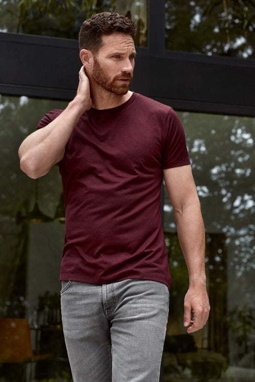 Burgundy men's merino wool T-shirt with crew neck and short sleeves by Wolk.