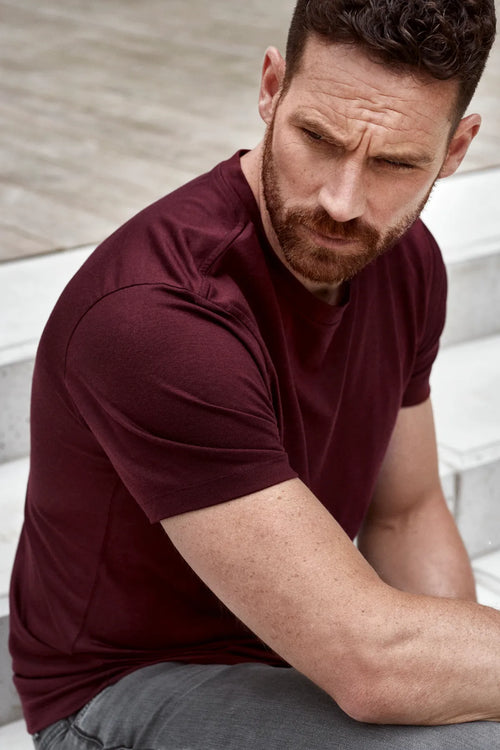 Stylish men's merino wool T-shirt in burgundy with short sleeves and crew neck from Wolk.