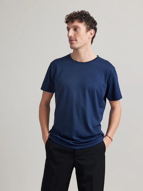 Stylish men's merino wool T-shirt in dark navy blue with short sleeves and crew neck from Wolk.