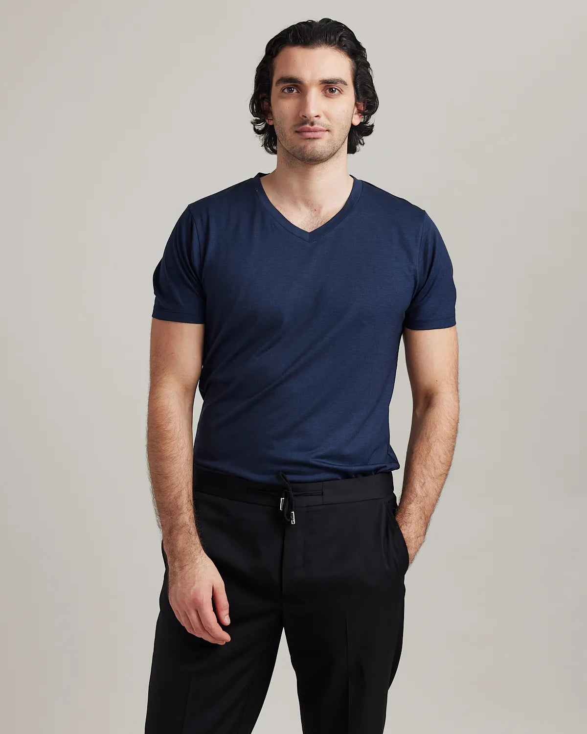 Men’s T-shirt in merino wool in navy with V neck collar and short sleeves by Wolk.
