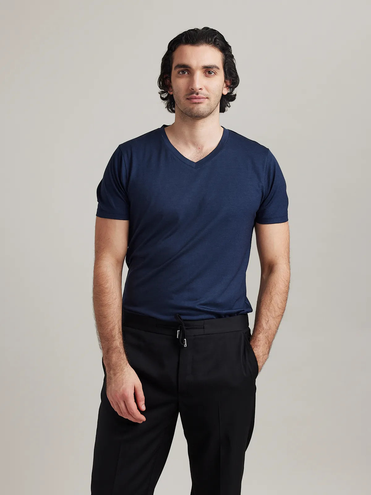 Men’s T-shirt in merino wool in navy with V neck collar and short sleeves by Wolk.