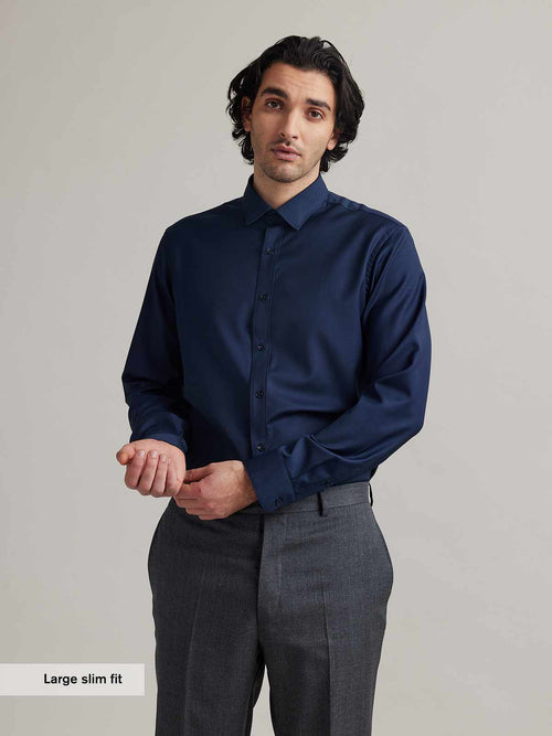 Mann mit Merino Wol Slim Fit Hemd in dunkelblau mit langen Ärmeln von Wolk