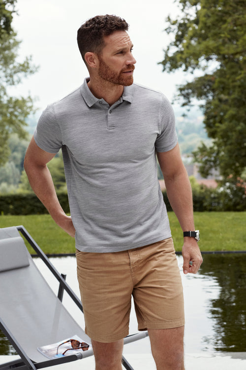 Man wearing merino wool polo with short sleeves in grey melange color