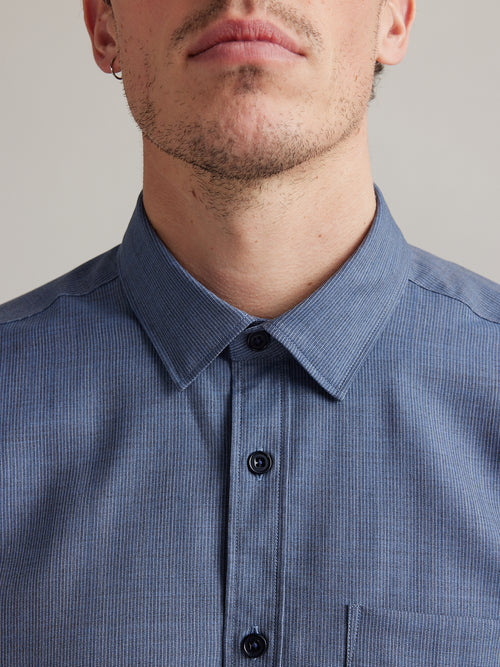 classic collar of a merino shirt from Wolk in the color navy