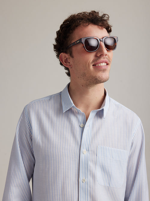 man wears a shirt with long sleeves in merino wool linen with chest pocket and sunglasses