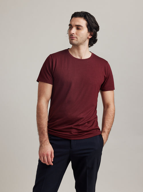 Man wearing Wolk merino wool T-shirt in burgundy red color with short sleeves and round neck