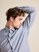 No odour merino wool shirt for men. The shirt has a striped pattern in navy-white color.