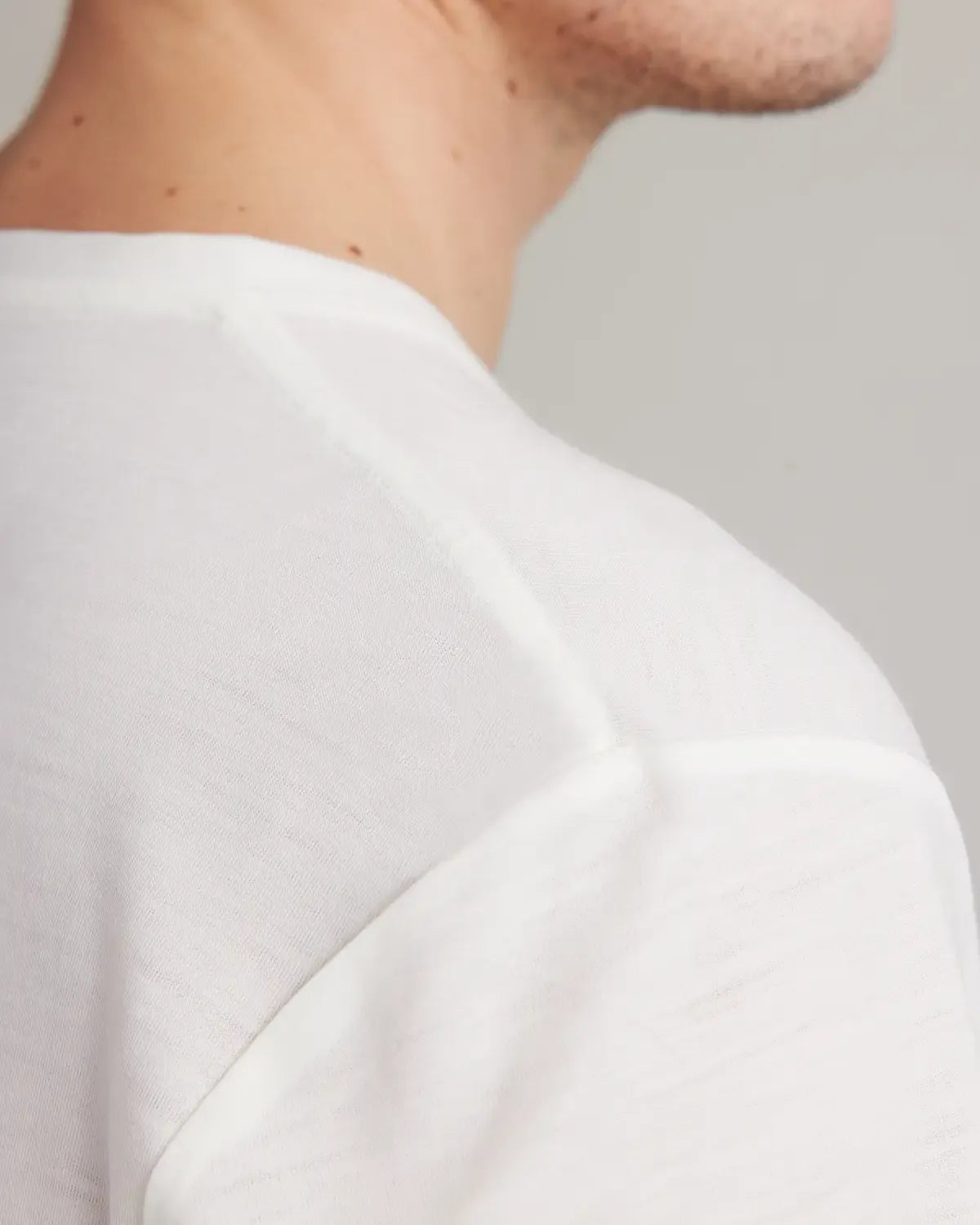 Shoulder seam on a white merino wool T-shirt from Wolk