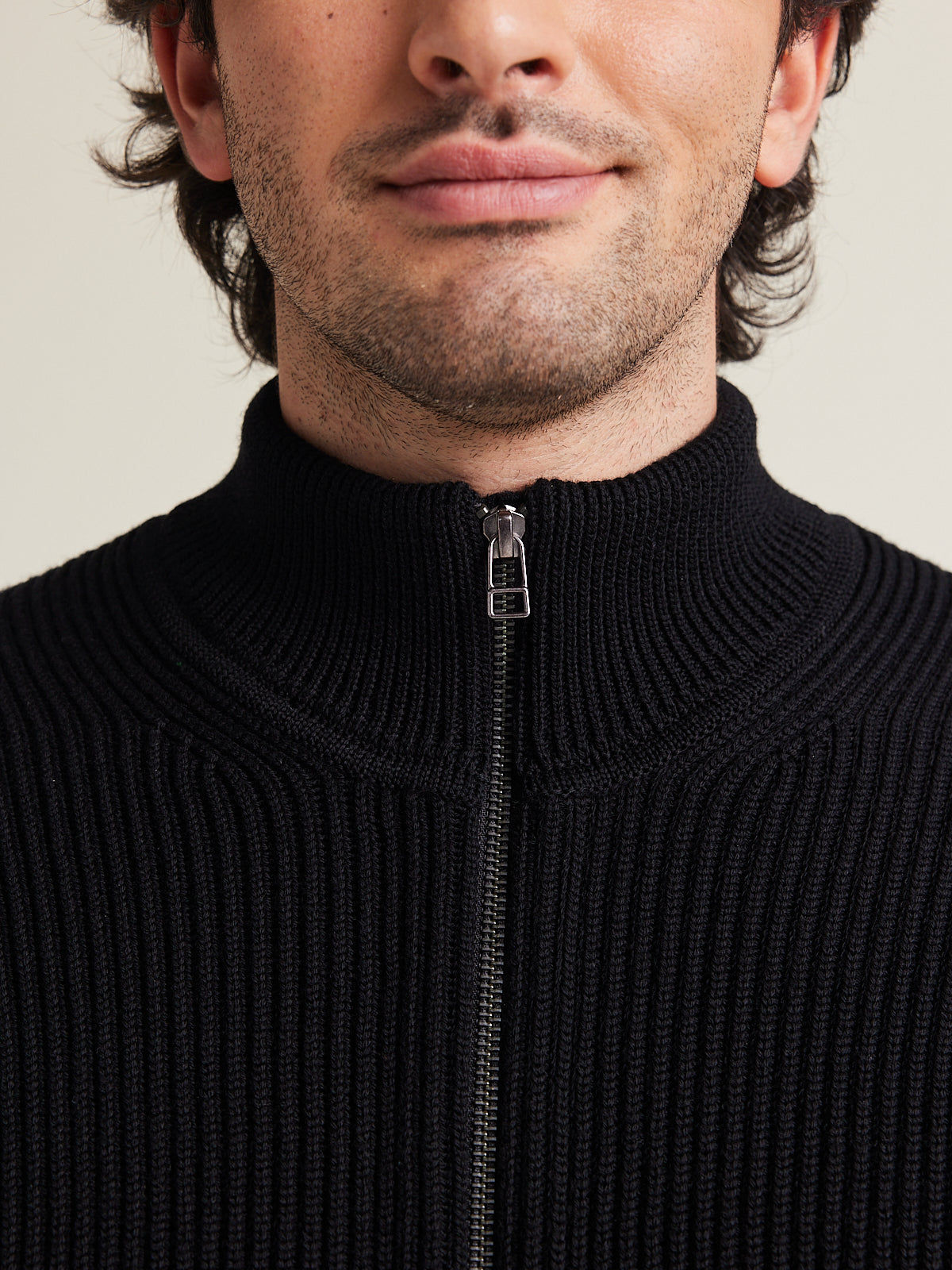 detail of a knit high rise collar in black and full cardigan knit texture man Wolk 