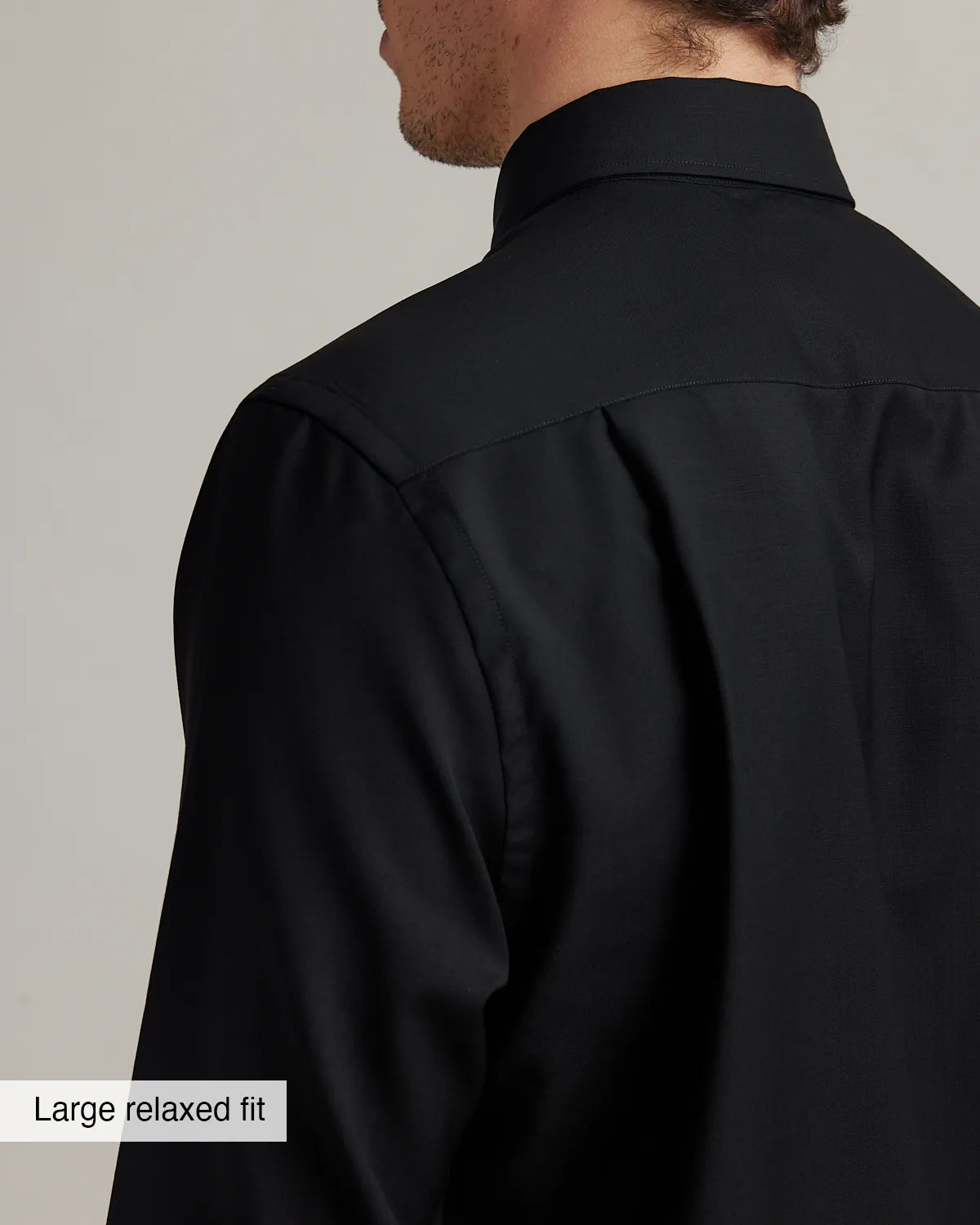back pleat detail on a black merinowool dress shirt in arge relaxed fit