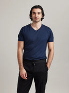 Men’s T-shirt in merino wool in navy with V neck collar and short sleeves by Wolk.