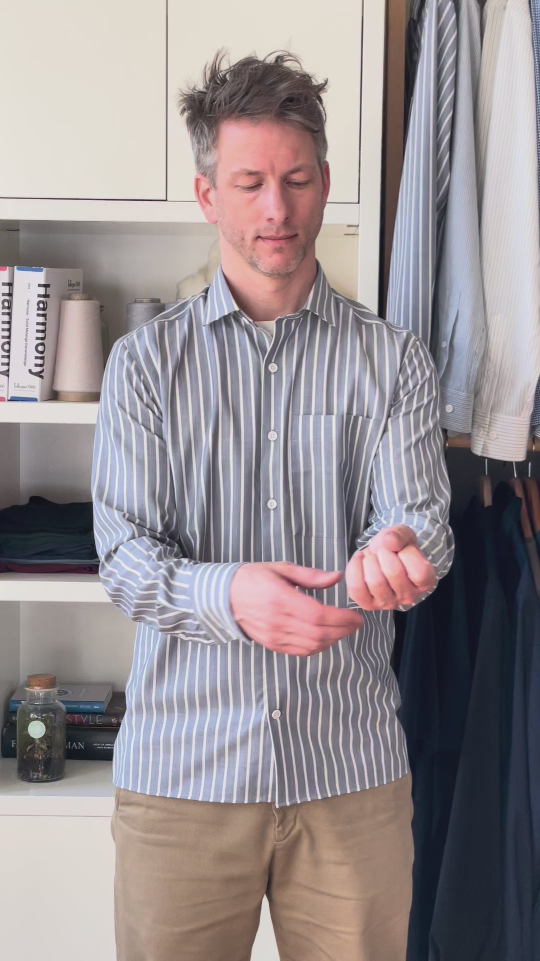 Man explaining the new Ezra merino wool shirt with blue white stripes from Wolk.