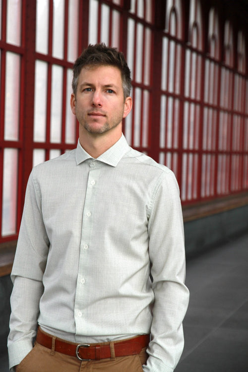 men wearing merino wol shirt with spread collar in grey graph check 